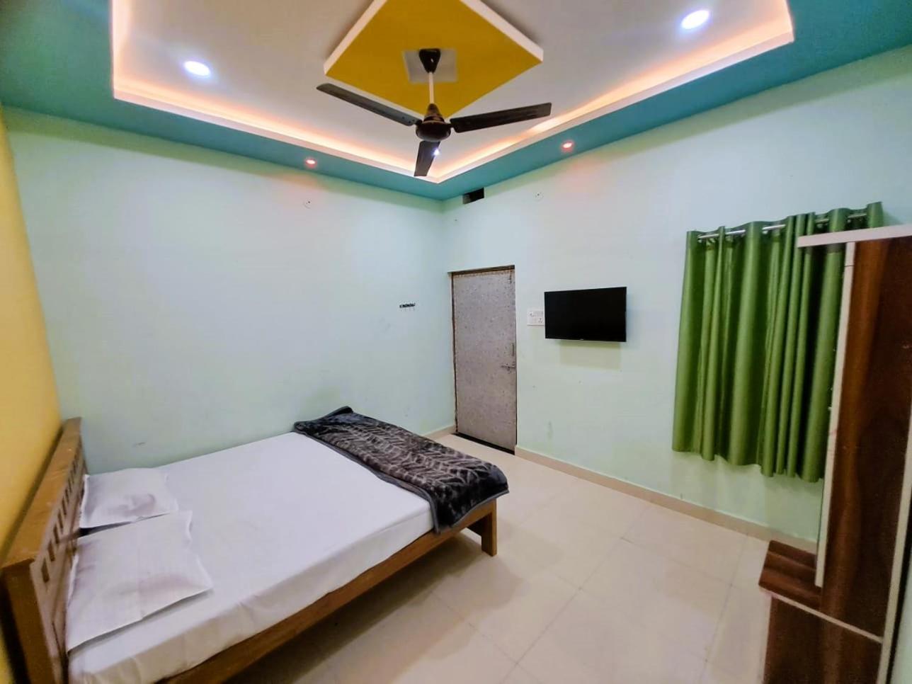 Utsav Lodge And Mangal Bhavan Pipariā Buitenkant foto