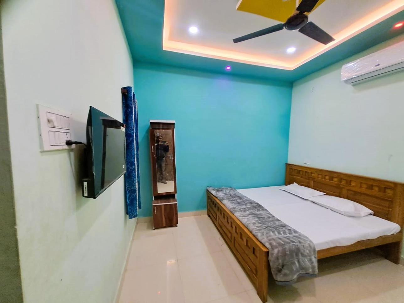 Utsav Lodge And Mangal Bhavan Pipariā Buitenkant foto